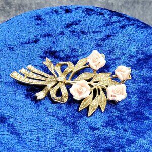 vintage 1928 gold tone faux seed pearl and acrylic rose filegree brooch
